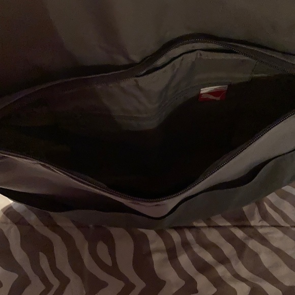 Puma bag, great for laptops or lunch, or edc - Picture 4 of 4